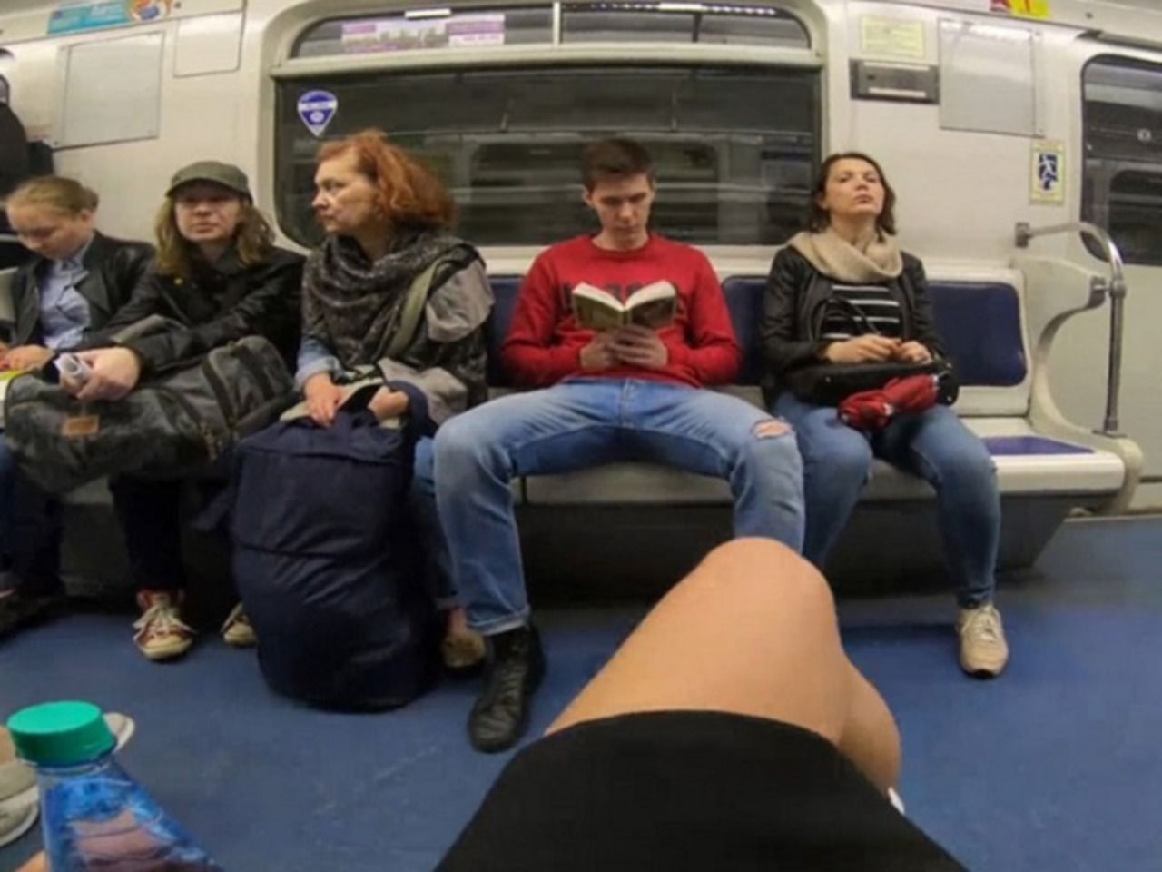 Извращенец в метро. Мужчины в метро с широко расставленными ногами. Ноги в метро.
