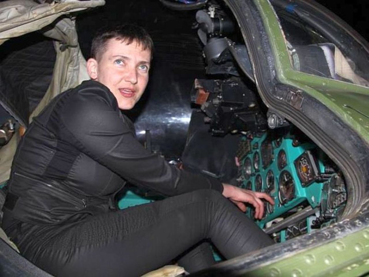 Надежда Савченко за рулем вертолета