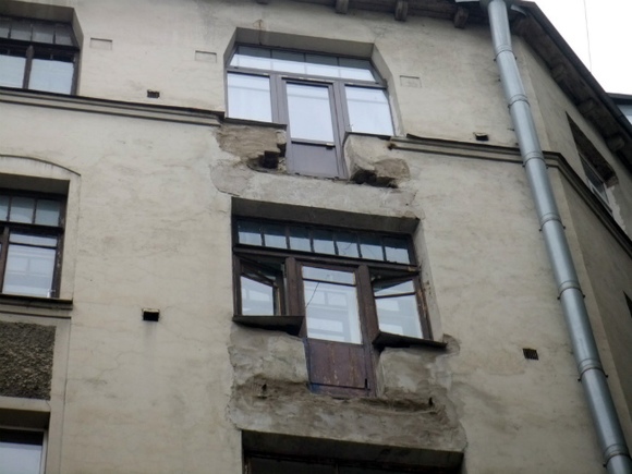 На Новочеркасском проспекте балкон обрушился вместе с людьми