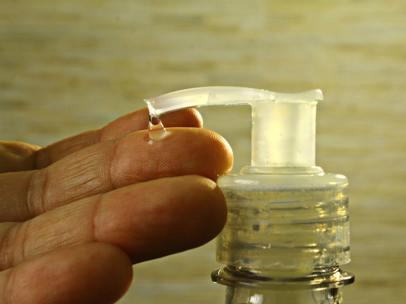 Россиянам объяснили, как дома сделать антисептик для рук из водки, воды и сока алоэ