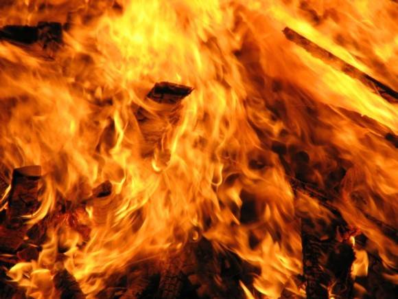 В Ставрополье из-за пожара на газопроводе в небо поднялся столб пламени высотой 25 метров