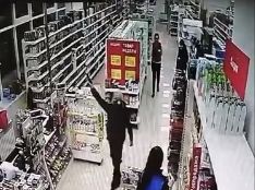 Видео: подросток с пистолетом решил ограбить магазин, но его никто не испугался, и он ушел
