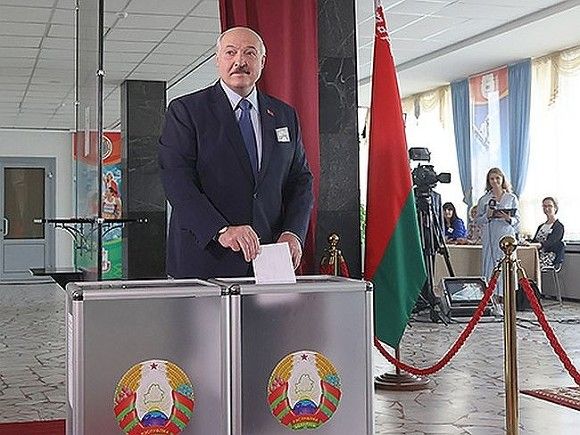Лукашенко отдал свой голос на выборах президента Белоруссии: за кого — не известно