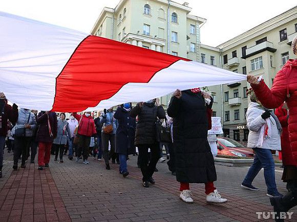 Десятки тысяч протестующих в Минске «проводили» Лукашенко звоном пустых кастрюль (фото, видео)