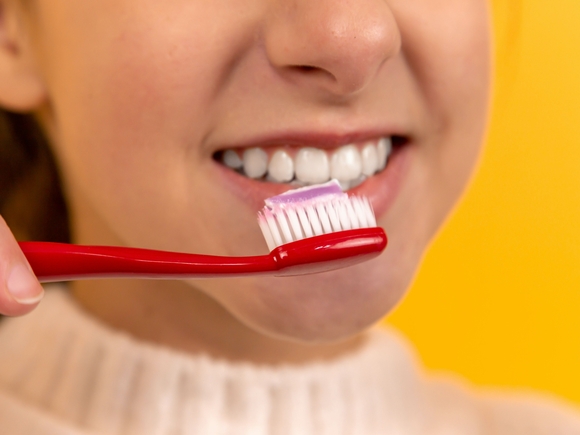 Стоматолог объяснила, почему нельзя чистить зубы сразу после десерта