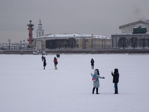 Петербуржцев просят уберечь детей от выхода на лед замерзших водоемов