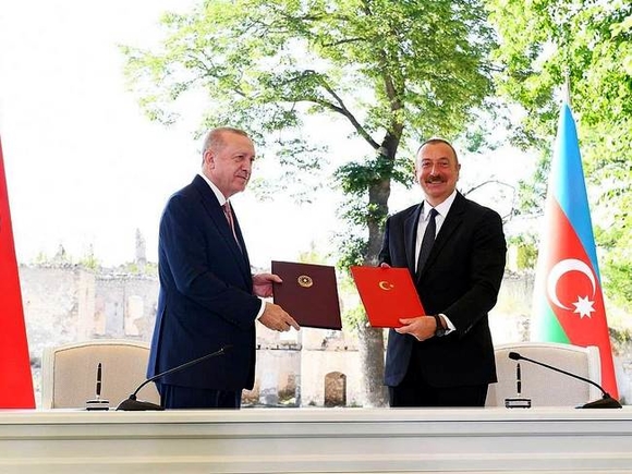 Президенты Эрдоган и Алиев на торжественной церемонии в Шуше.