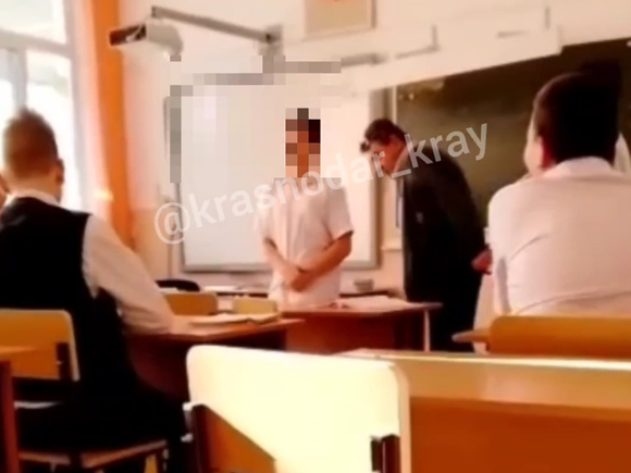 Замдиректора школы в Краснодарском крае перед классом отхлестал ремнем двух учеников