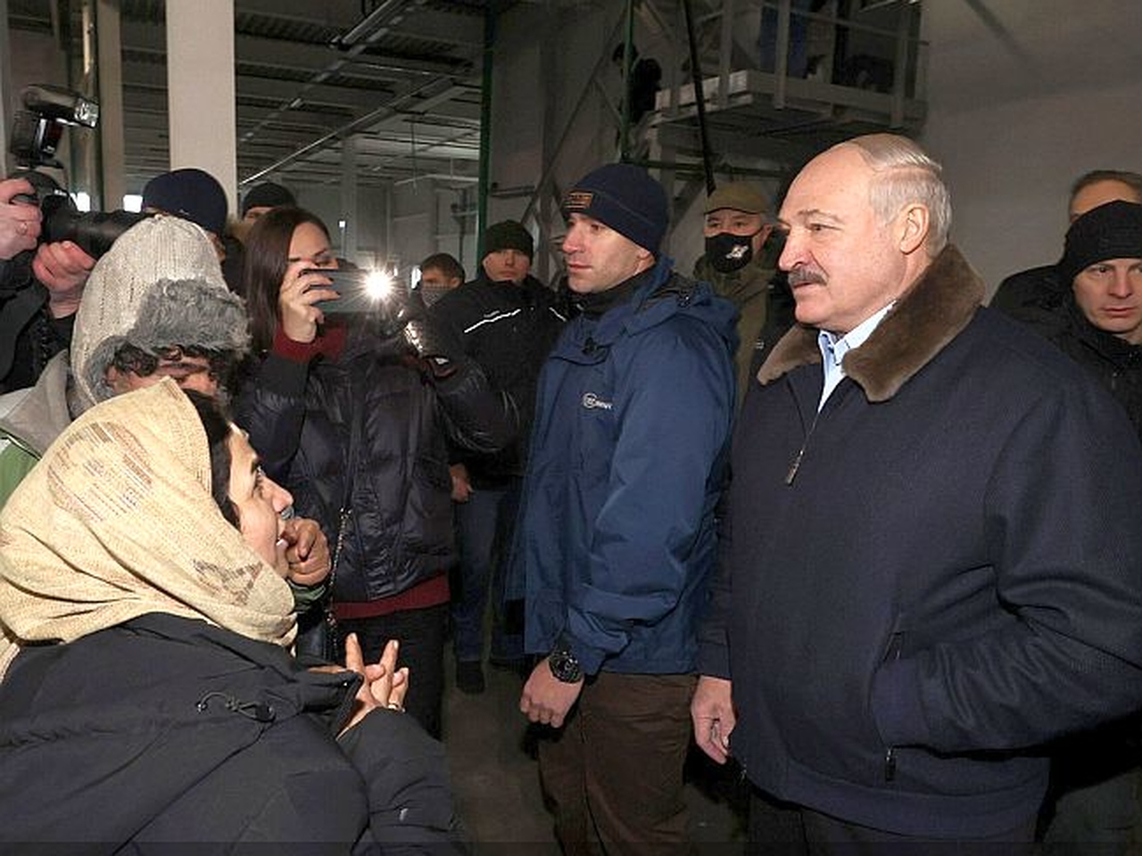 Последние новости беларуси на сегодня. Лукашенко мигранты. Беженцы в Белоруссии. Лукашенко Анатолий Альбертович. Qarsaklar.