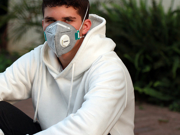 Петербуржцев интересует, от чего их будут защищать маски и перчатки на пустой улице