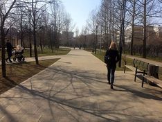 Суд в Петербурге отказался штрафовать девушку за прогулку в парке