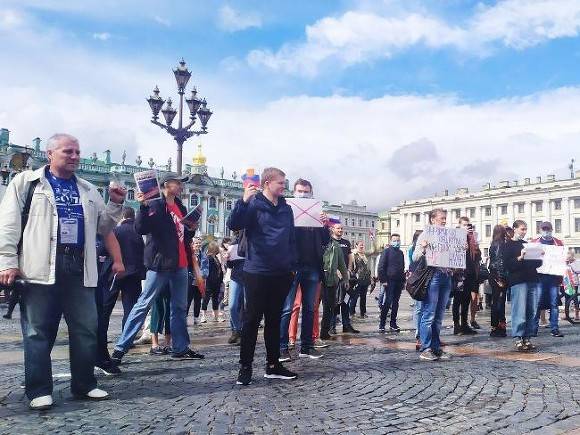 Петербуржцы на Дворцовой площади выстроились в шеренгу в знак протеста против поправок в Конституцию (фото)