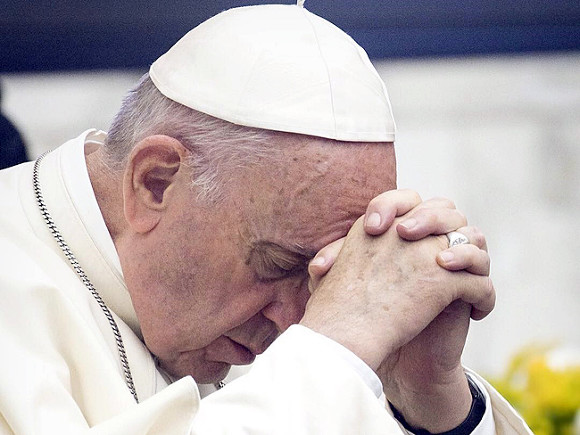 Папу Римского попросили не только молиться за мир между РФ и Украиной.