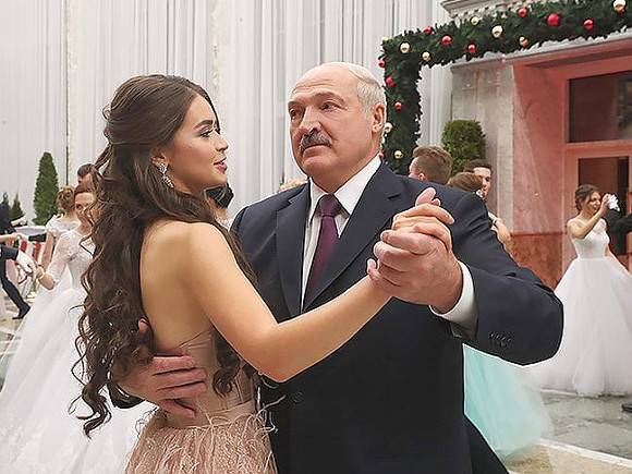 Лукашенко станцевал с 20-летней красавицей, которая за него не голосовала (видео)