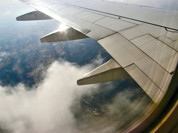 «Инопланетян нет»: белый шар в небе напугал пилотов самолета, летевшего в Москву