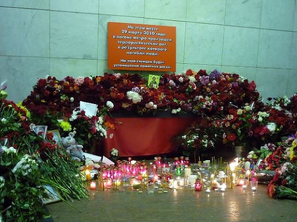 Цветы на месте теракта 29 марта 2010 года на станции "Лубянка" в Москве.