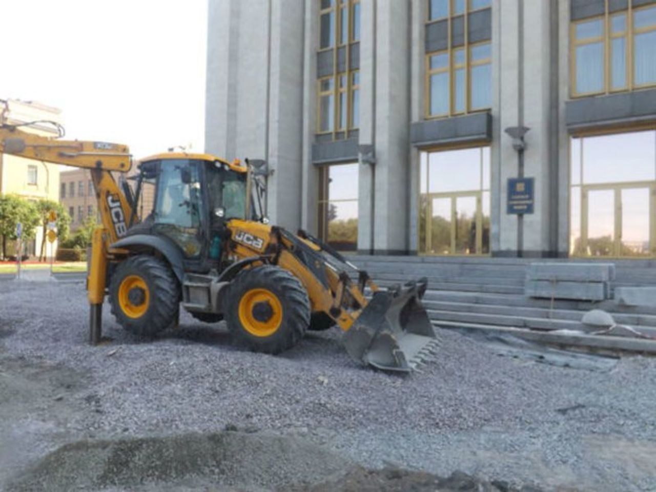 Услуги экскаватора погрузчика пмк транзит сходненская 19. Экскаватор погрузчик 777. Погрузчик за 4 млн. Экскаватор погрущик стоит стаянкм.