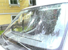 В Кузьмолово хулиганы насквозь проткнули автомобиль заточенным ломом
