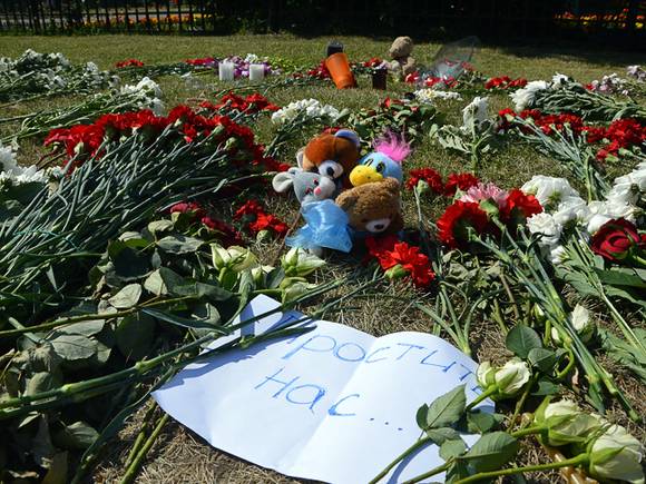 Родные жертв рейса MH17 собрались у посольства России в Гааге, чтобы «пристыдить Москву»