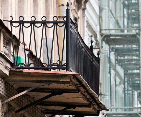 В Свердловской области ребенок выпал с балкона