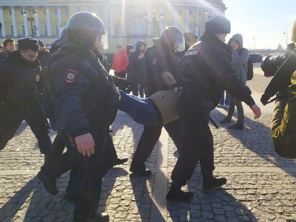 На протестных акциях в Петербурге задержали более 20 человек