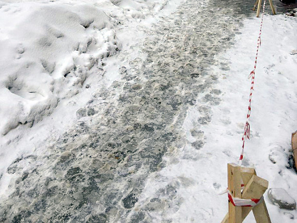 В Иркутске женщину чуть не убила сошедшая с крыши дома снежная глыба