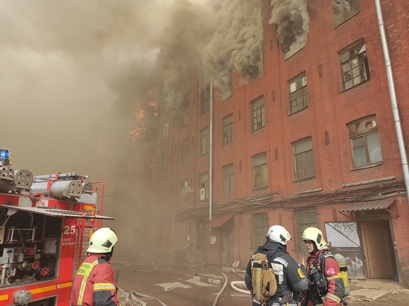 Спасатели локализовали пожар в здании Невской мануфактуры