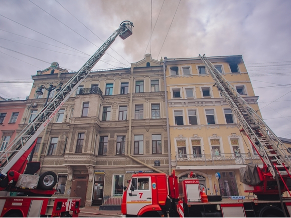 В доходном доме Шрейбера в центре Петербурга вспыхнул пожар (видео)