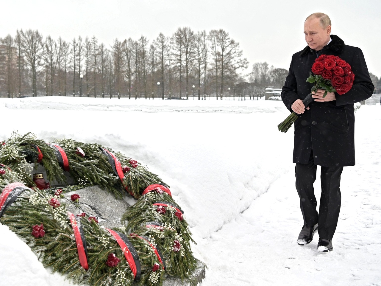 Путин возлагает цветы на Пискаревском кладбище