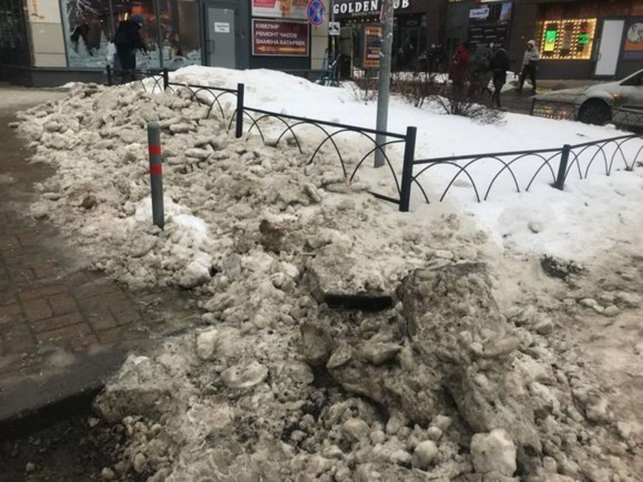 Грязный снег. Грязь во дворе со снегом. Снег грязный в Краснодаре. Сугроб Ростов грязь. Грязный снег на улице в Шанхае.