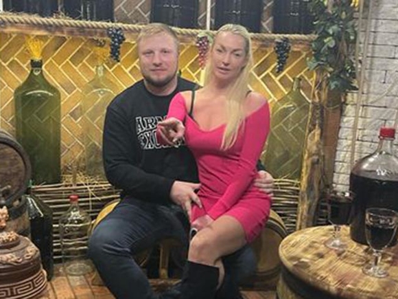 «Настя, окруженная винищем»: Волочкову высмеяли за фото на коленях бойфренда в ресторане