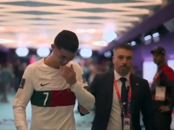 Криштиану Роналду в слезах ушел в подтрибунное помещение после поражения Португалии от Марокко