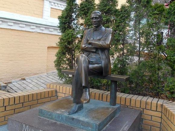 В Киеве демонтирована мемориальная доска, посвященная Михаилу Булгакову