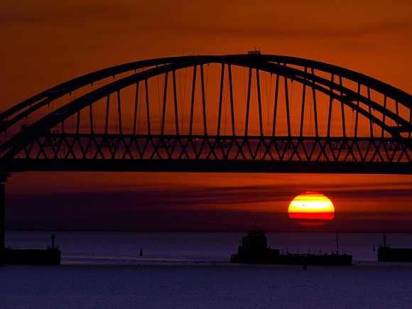 Крымский мост перекрыли для движения автомобилей на всю ночь