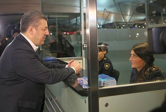 Премьер Грузии решил лично проверить, как можно без визы улететь в Европу.