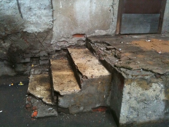 «Найден портал в ад»: жители Владивостока жалуются на лестницу «из сплошных дыр» (фото)