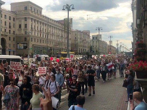 «Лукашенко — в автозак»: жители Бреста устроили масштабное шествие (видео)