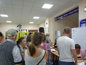На этом избирательном участке в Киеве выстроилась очередь.