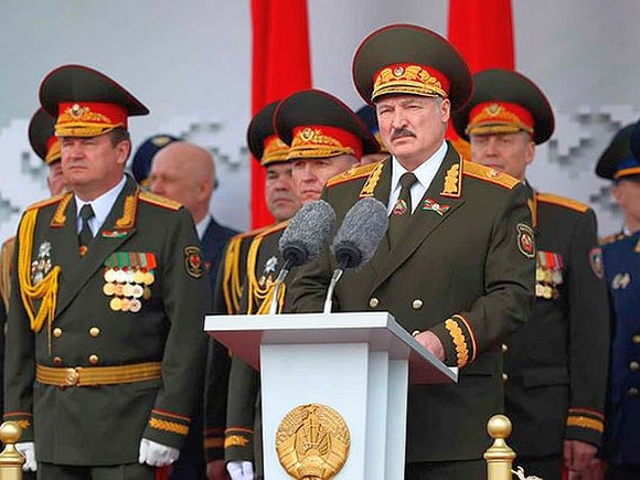 Александр Лукашенко уже лично начинает огрызаться на потенциальных соперников.