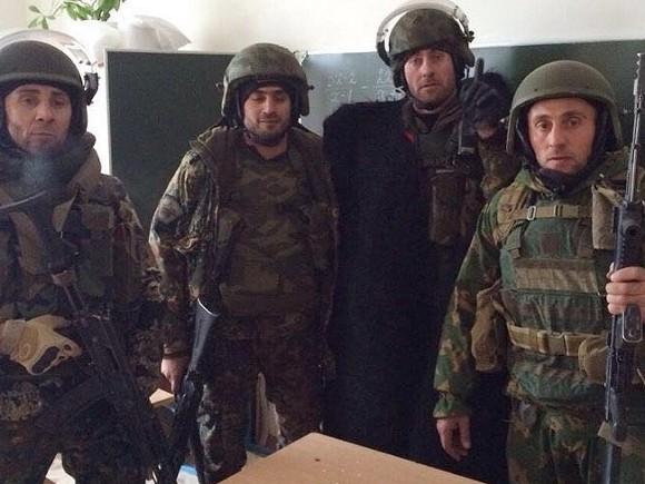 Заур Дадаев (слева) с бойцами батальона «Север».