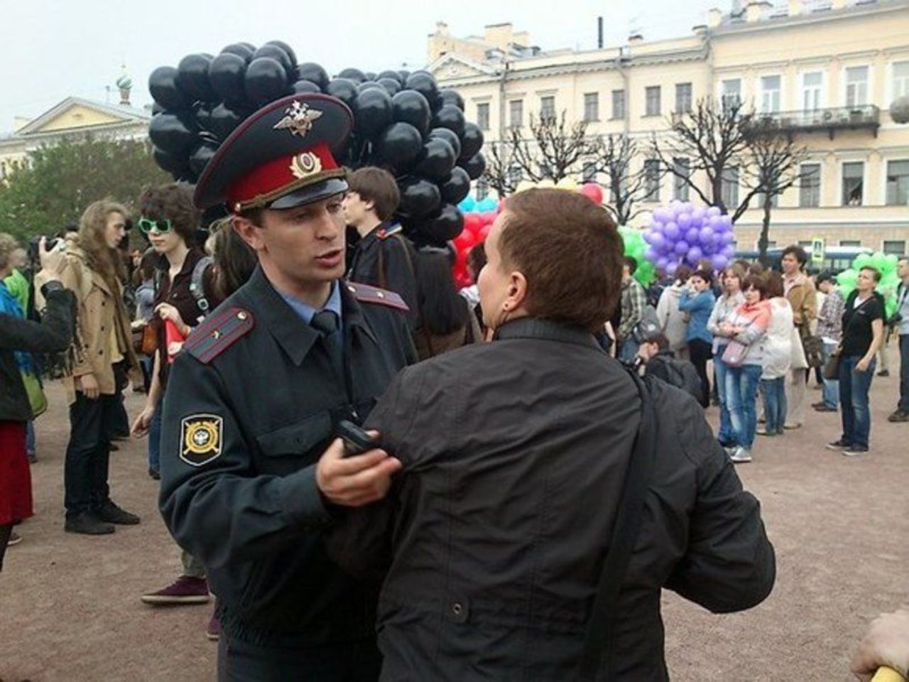 ОМОН спас геев от десантников и националистов - Росбалт