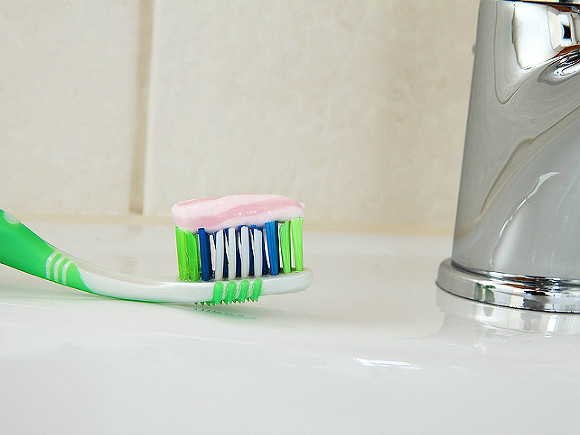 «Зубная паста, дезодорант и даже фольга»: часто используемые в быту вещи оказались очень опасны
