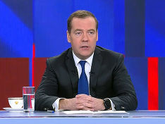 Медведев вышел в эфир с традиционным телеинтервью, начав с цифр