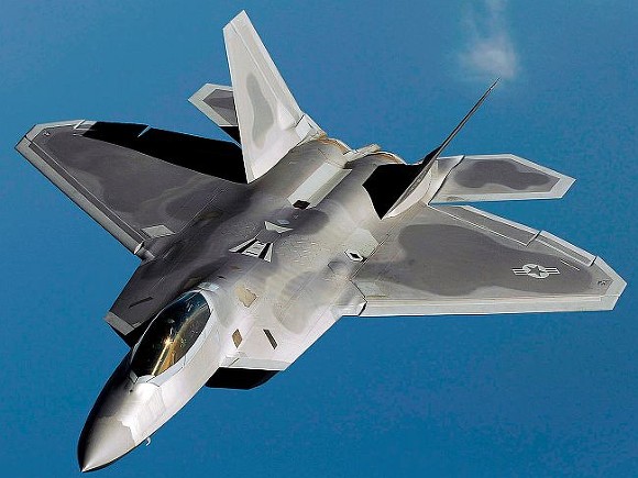 США перебросили в Эстонию эскадрилью истребителей F-22