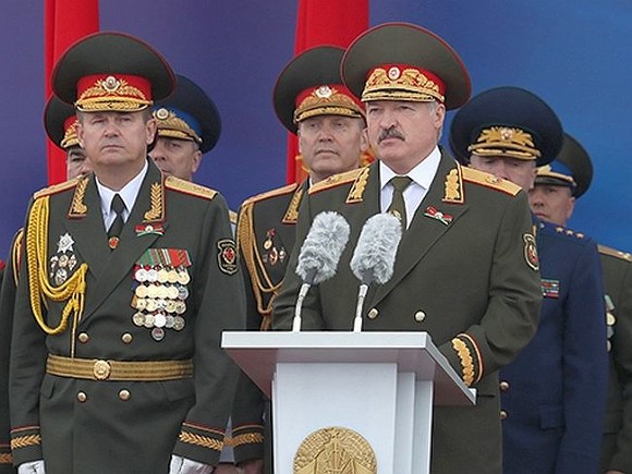 Лукашенко верит, что парад — это не самое опасное с точки зрения эпидемиологов и вирусологов мероприятие.