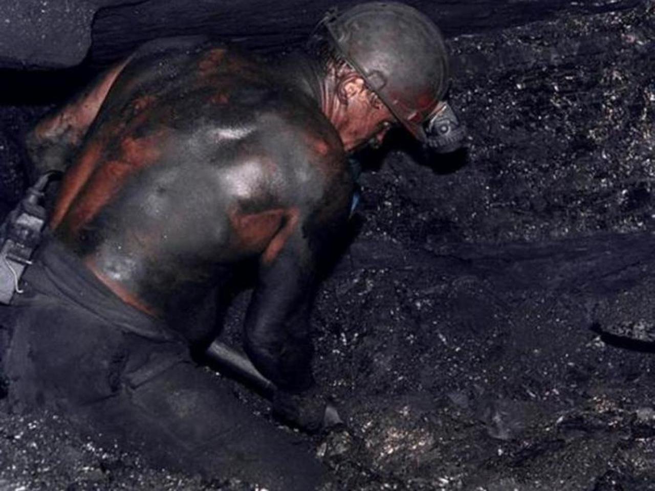 Coal miner. Шахта забой ЛАВЫ. Уголь добыча Донбасс шахта. Шахтёры в забое Шахты. Шахтер в забое.