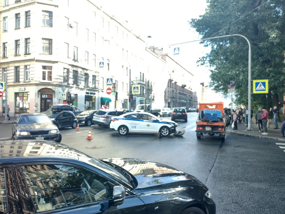 Полицейский автомобиль попал в ДТП на Васильевском острове (фото)