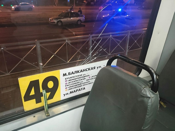 В Петербурге пьяные мать и дочь разбили трамвай (фото)
