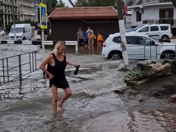 Прохожие плавают по улицам: Южно-Сахалинск затопило теплым ливнем (видео)