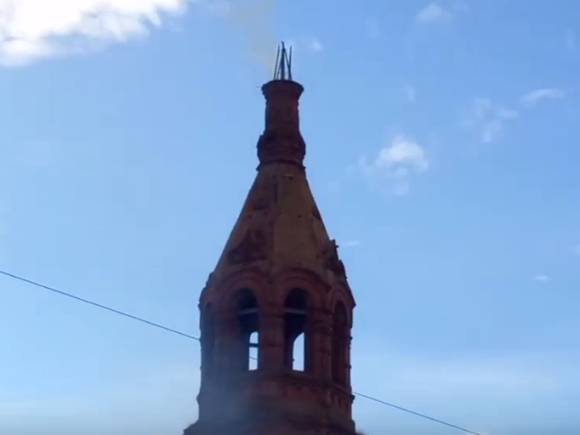 В Калужской области на Троицу из-за удара молнии сгорел купол храма (видео)